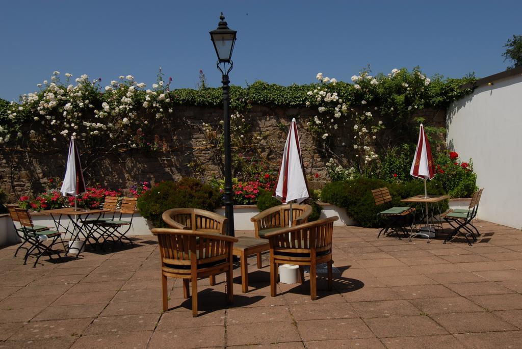Oaklands Lodge Hotel Saint Saviour Exterior foto